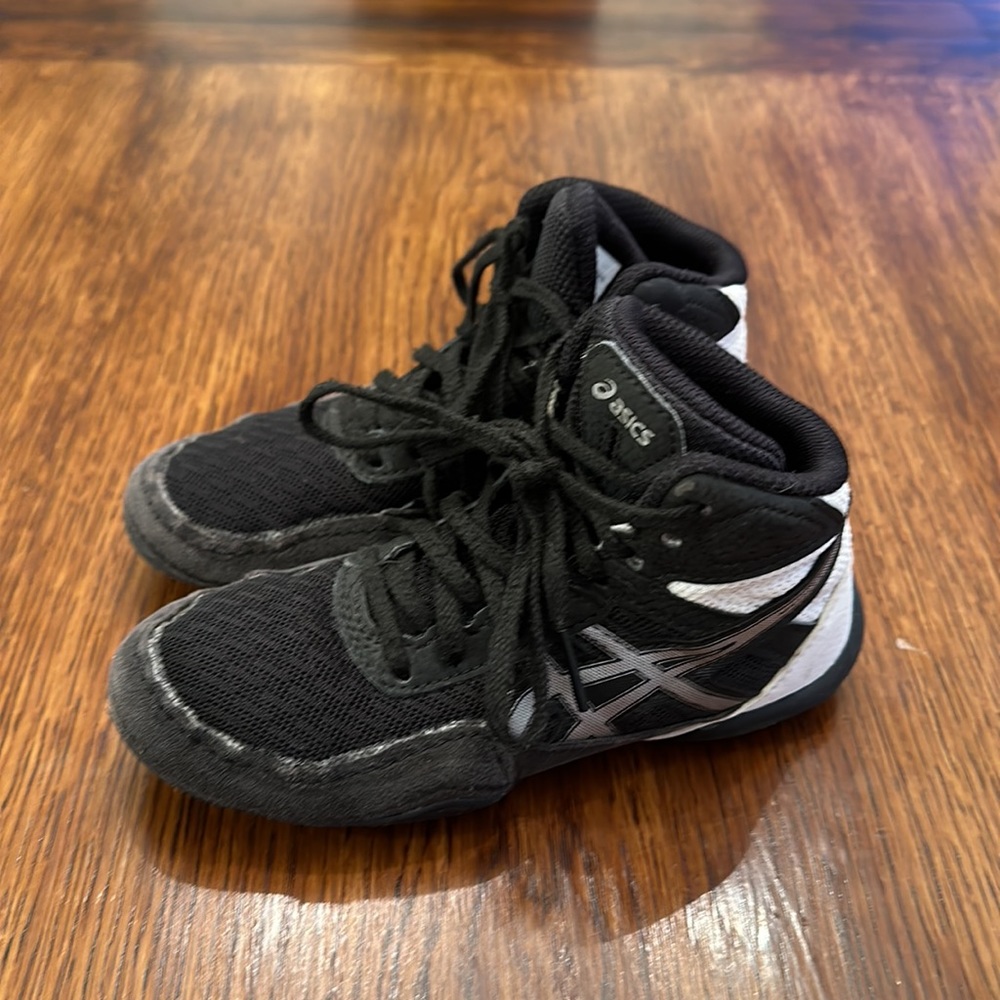ASICS wrestling shoes kids size US 12